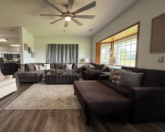 Clubhouse on 18th - Spacious 6 bedroom, 2.5 bath - North Platte - Olohuone