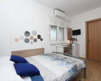 Apartments And Room Eva - 羅維尼 - 臥室