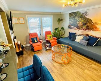 Schaumburg Paradise Oasis with a secret garden and private Pool - Schaumburg - Living room