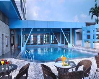 Zhuhai Nanyang Seascape Hotel - Zhuhai - Pool