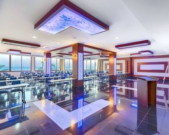 Club Nena - Side - Restaurant