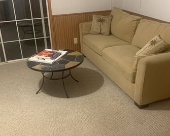 Salty Dawg Beach House at Ocean Isle - Shallotte - Living room