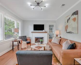 Mid-Century Bungalow - Blue Mile & Close To Gsu - Statesboro - Living room