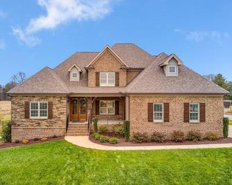Executuve 3-bedroom house in Stokesdale/Greensboro - 15 Minutes from PTI Airport - Stokesdale - Building