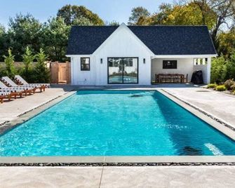 Sandpoint by Rove Travel Modern 5BR w Pool - Shelter Island - Pool