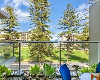 Seaside Apartment With Lap Pool, Sauna and Gym - Glenelg - Balkón