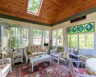 Lake House/Camp Quiet on Lake Pleasant- Hot Tub, Fire Pit, Direct Water Access - Gardiner - Living room