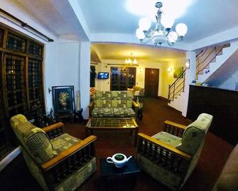 Royal Mount Hotel - Nuwara Eliya - Living room