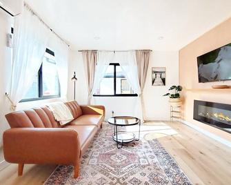 Remodeled Twin Duplex 3-Bedroom Home, close to airport, beach, Disney, shopping - Santa Ana - Sala