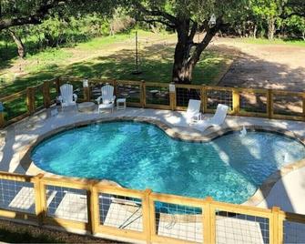Log Cabin on River Road - Concan - Piscina