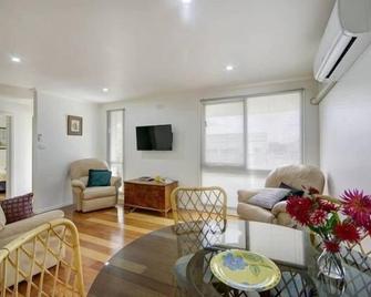 Quiet, quality 2 bedroom Unit close to High Street - Belmont - Living room