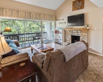 Canyon Lake Spacious w Balcony Pool & Comfy Beds - Canyon Lake - Living room
