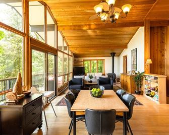 4 Bdrm Lakefront Family Cottage near Sir Sam's - Haliburton - Essbereich