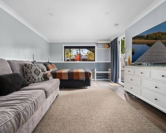 Neat & Tidy Studio with Firepit near Bathurst CBD - Bathurst - Living room