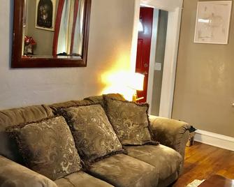 2bed/2bath House 7 min. drive to Downtown Kansas City - Kansas City - Sala de estar