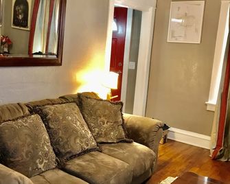 2bed/2bath House 7 min. drive to Downtown Kansas City - Kansas City - Huiskamer