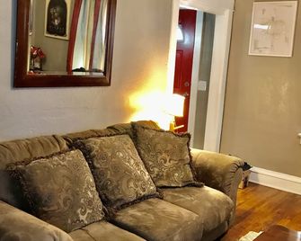 2bed/2bath House 7 min. drive to Downtown Kansas City - קנזס סיטי - סלון