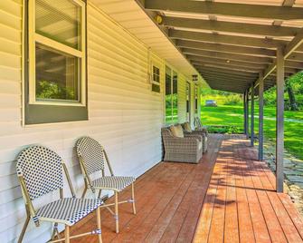 Quiet Country Home in Ava with Chic Interior! - Ava - Patio