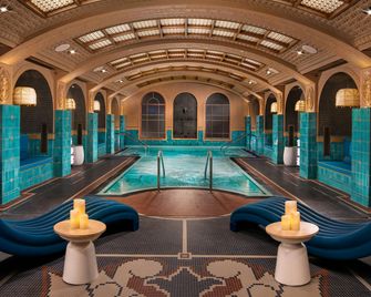 Virgin Hotels Las Vegas, Curio Collection by Hilton - לאס וגאס - בריכה