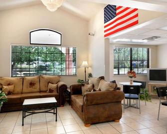 Travelodge by Wyndham Arlington/Dallas Area - Arlington - Living room