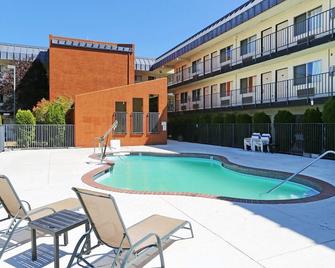 Olympic Inn & Suites Port Angeles - Port Angeles - Piscina