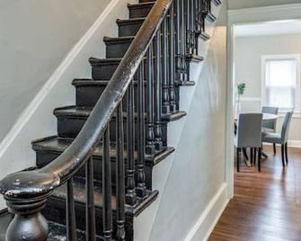 3BR Home with In-Unit Laundry, Parking, Sound Bar - Rochester - Escaleras