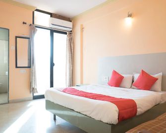 OYO 37830 Hotel Aakar International - Satara - Habitación