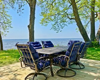 2br Lakefront Cabin, Sandy Beach, Kayaks, Docks, Hammock Chairs & Firepit - Isle - Patio