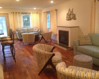 Stunning home just steps to the beach, bike path, downtown Marquette, and NMU - Marquette - Living room