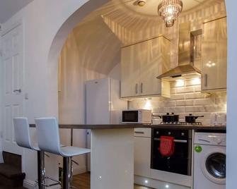 Terrific sleeps 7 close to central Leeds - Leeds - Cuisine