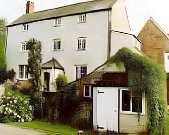 Church Farm Guest House - Monmouth - Building