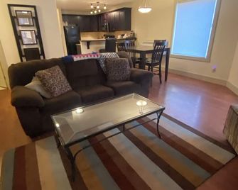 Affordable Cozy Condo in Radium Hotsprings - Radium Hot Springs - Living room