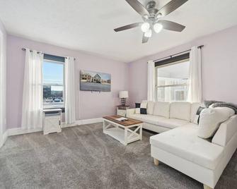 Farmhouse Living in the City - Lansing - Living room