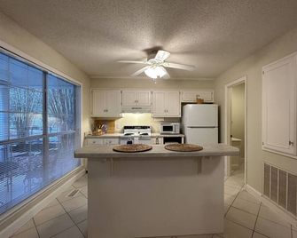 Cozy and Clean Guest House with Lake Access - Sandersville - Kitchen