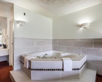 Red Carpet Inn & Suites - הייזלטון - חדר שינה