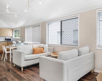 Oasis Two On Farnborough - Yeppoon - Living room