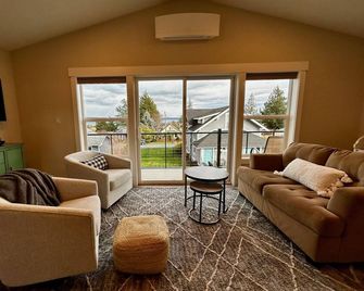Cozy Sunrise Oasis one mile from downtown restaurants & shops - Anacortes - Huiskamer