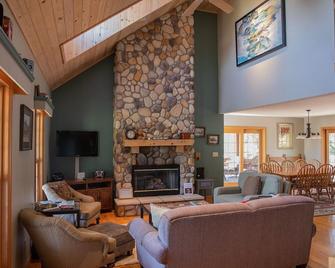 Cozy cul de sac location on the northern quarter of the Galena Territory - Galena - Living room