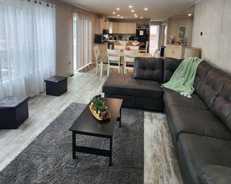 Cozy Cabin with a Hot Tub! - Wisconsin Dells - Living room