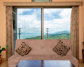 Penthouse In Lake Arenal With Pool, Full Kitchen - Tilarán - Living room