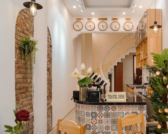 Hanoi Lotus Hostel - Hanoi - Front desk