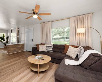 Charming Home Close to Downtown, Fully Renovated - Lakeland - Living room