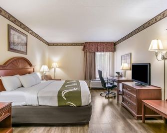 Quality Inn & Suites Bel Air I-95 Exit 77a - Edgewood - Slaapkamer