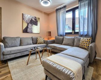 Alpha Apartments: 3br Grand Space, Urban Harmony - Dortmund - Oturma odası