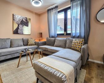 Alpha Apartments: 3br Grand Space, Urban Harmony - Dortmund - Sala de estar