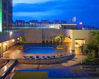 Cinese Hotel Dongguan Shijie - Đông Hoản - Bể bơi
