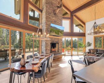 Knotty Pines in Donnelly | Luxe Cabin Bordering Tamarack | Room for Toys | Hot Tub - Donnelly - Eetruimte