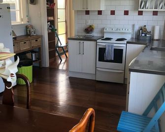 Light and Clean Family Friendly Three Bedroom Bach - Waverley - Kitchen