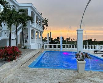 Mountain view suite with balcony, pool, sitting area, & more- close to beach! - Cabrera - Piscina