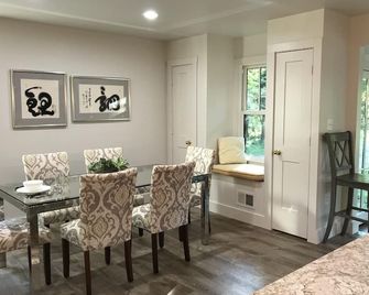 Yellowwood Cottage - Private Outdoor Space Sophisticated Sunny Luxurious Indoor - Middleburg - Dining room